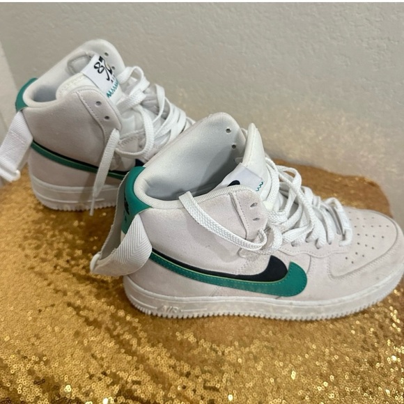 Nike Air Jordan 1 Mid shoes with a Suede & Leather - Picture 11 of 11